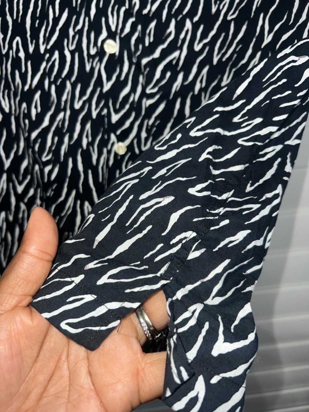 Zara Black Short-Sleeve Button-Down with White Wave Print size M - Picture 5 of 8